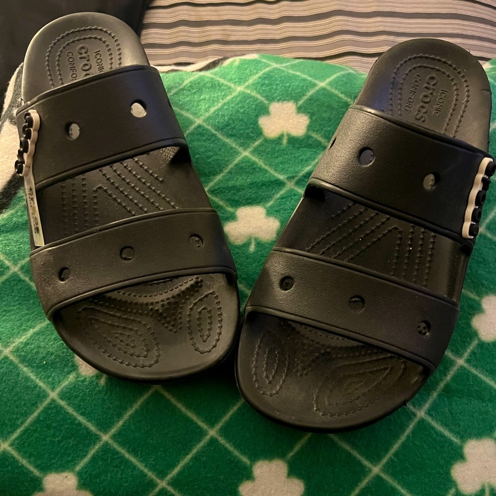 Unisex Classic CROCS Sandal in Black.